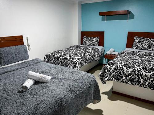 ボゴタにあるHotel Casa Baqueroのベッド2台(サイドサイドサイド)が備わる客室です。
