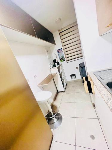 a small kitchen with a counter and a table at Pacific Apartamento Surco in Lima