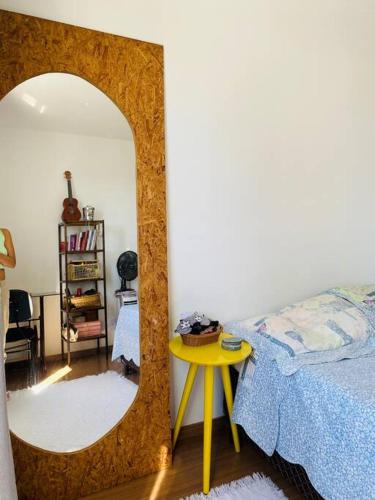 Katil atau katil-katil dalam bilik di Apart em SJDR às margens da estrada real