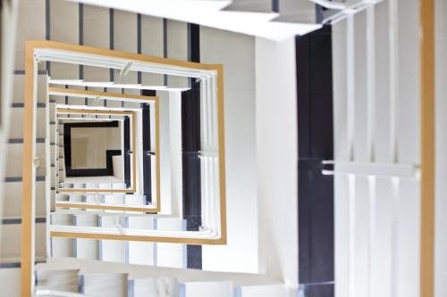 a mirror on the side of a wall in a room at Rangh Place in Ban Map Samet Daeng