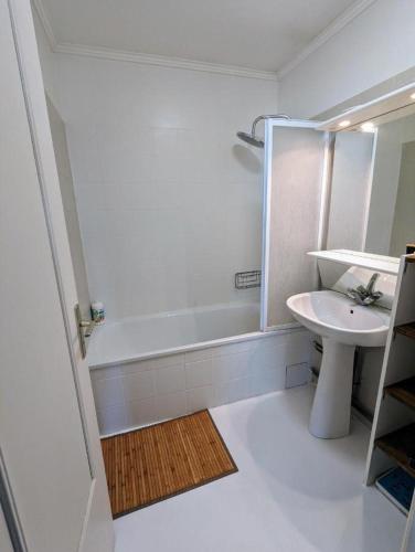 La salle de bains est pourvue d'un lavabo, d'une baignoire et de toilettes. dans l'établissement L'Horizon Spacieux - Parking Gratuit, à Mâcon