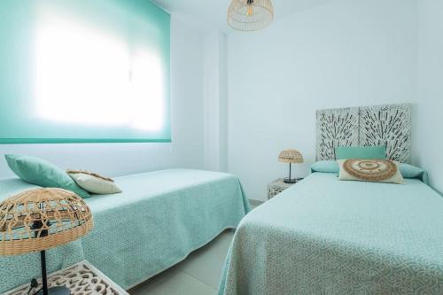 En eller flere senge i et værelse på Luxury Beach Townhouse Retreat