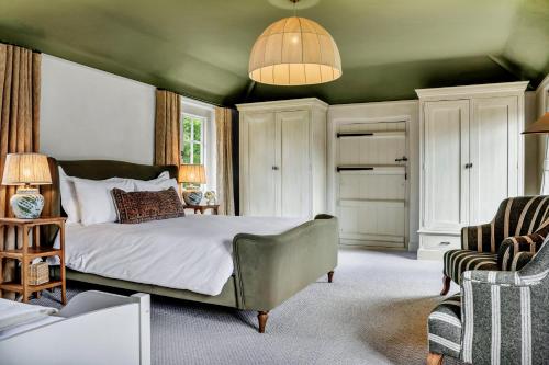 a bedroom with a bed and a green ceiling at Gorgeous English Farmhouse Holiday Cottage for 9 and a half in Ellingham