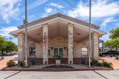 a building with a sign in front of it at Motel 6-Georgetown, TX in Georgetown