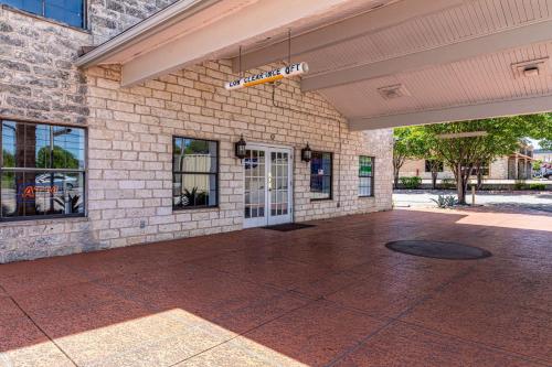 an empty patio in front of a brick building at Motel 6-Georgetown, TX in Georgetown