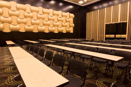 an empty lecture hall with tables and chairs at Sonesta Hotel Pereira in Pereira