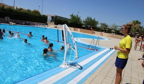 una donna in piedi in una piscina con un gruppo di persone di La Casa del Alfarero - Premio Andalucia de Artesania a Úbeda