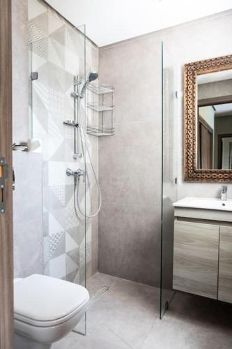 a bathroom with a shower and a toilet and a sink at Sublime duplex, piscine, parking in Bouskoura
