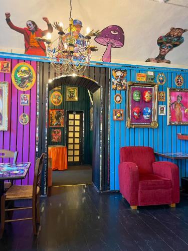 a room with colorful walls and a red chair at Utoopia Külalistemaja Viscosas in Kõrgessaare