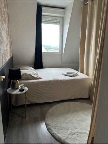 - une chambre avec un lit, une fenêtre et un tapis dans l'établissement Appartement 5 étoiles, à Villepinte