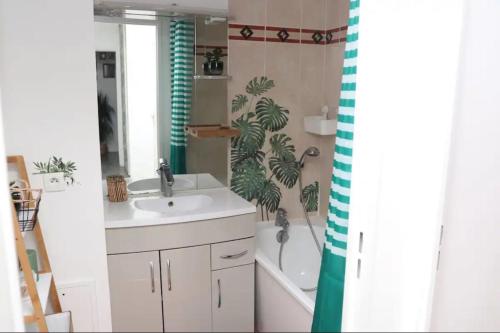 une salle de bain avec un lavabo, des toilettes et une baignoire dans l'établissement Appartement 5 étoiles, à Villepinte