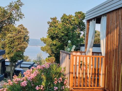a balcony of a house with a view of the water at Annika Mar in Selce