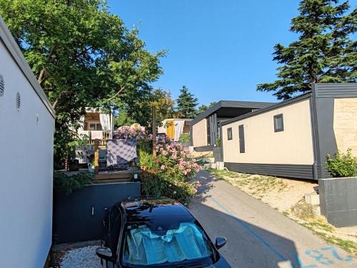 a car parked in the driveway of a house at Annika Mar in Selce