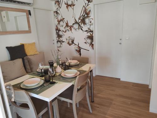 a dining room with a table and a couch at Annika Mar in Selce