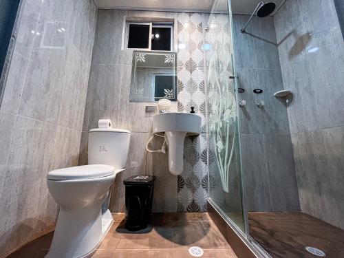ボゴタにあるHotel Casa Baqueroのトイレとシャワー付きのバスルーム