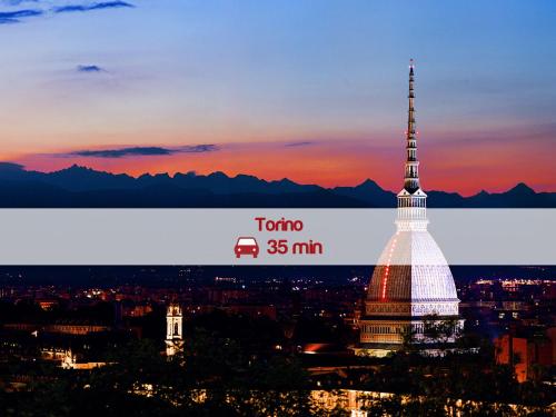 a picture of the tokyo tower at night at Hotel Villa Glicini in Pinerolo
