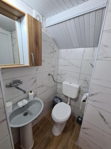 Un baño de Sunny Lake Trpejca