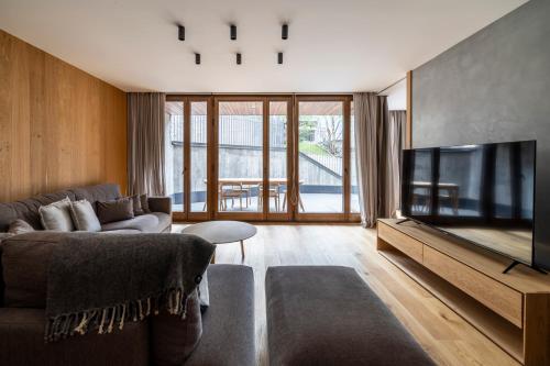 a living room with a couch and a flat screen tv at Un diamante de montaña l A Pie De Pistas - Gimnasio - Sauna - Piscina l 8Pax l by BonesVacances in El Tarter
