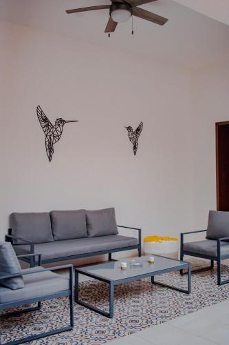 Χώρος καθιστικού στο Casa 59, con alberca en el centro