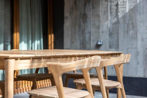 a wooden table with wooden chairs and a wooden table at Un diamante de montaña l A Pie De Pistas - Gimnasio - Sauna - Piscina l 8Pax l by BonesVacances in El Tarter