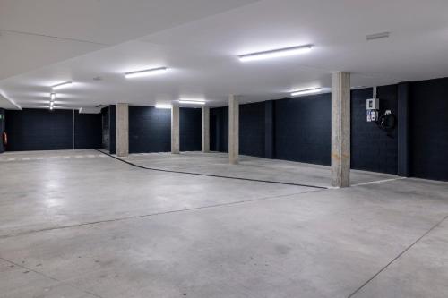 an empty parking lot with pillars in an empty parking garage at Un diamante de montaña l A Pie De Pistas - Gimnasio - Sauna - Piscina l 8Pax l by BonesVacances in El Tarter