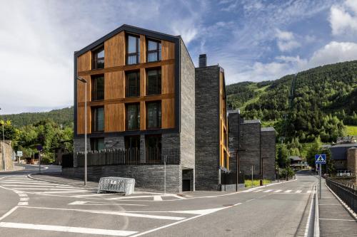 a building on the side of a road at Un diamante de montaña l A Pie De Pistas - Gimnasio - Sauna - Piscina l 8Pax l by BonesVacances in El Tarter