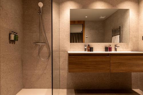 a bathroom with a sink and a shower with a mirror at Un diamante de montaña l A Pie De Pistas De Esquí - Gimnasio - Sauna - Piscina l 6Pax l by BonesVacances in El Tarter
