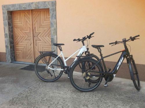 due biciclette parcheggiate accanto a un edificio con porta di Holiday home in Otocec - Kranjska (Krain) 26040 a Otočec