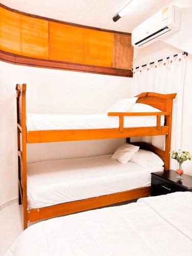 ein Schlafzimmer mit zwei Etagenbetten und einem Schreibtisch in der Unterkunft Apartaestudio en el Centro in Cartagena de Indias
