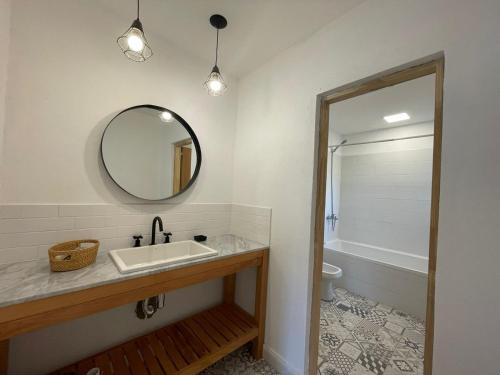 ein Badezimmer mit Waschbecken und Spiegel in der Unterkunft Patagonia Hikes Aparts in El Chalten