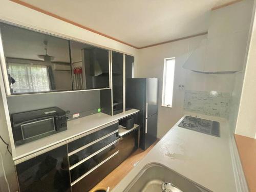 Ένα μπάνιο στο Tommy's house 東京都内では貴重な無料駐車場付で大地震でも安心の新しい家