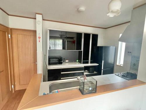 Η κουζίνα ή μικρή κουζίνα στο Tommy's house 東京都内では貴重な無料駐車場付で大地震でも安心の新しい家