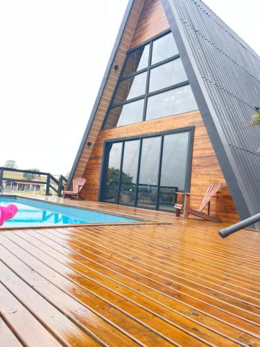 Bazén v ubytování Chalé Paraíso Particular com Piscina Aquecida nebo v jeho okolí