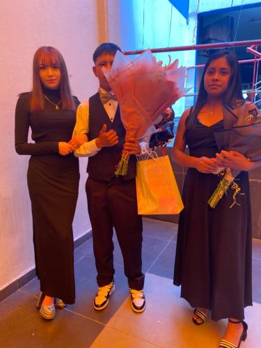 un grupo de tres personas parados uno al lado del otro en La rumba, en Ciudad de México