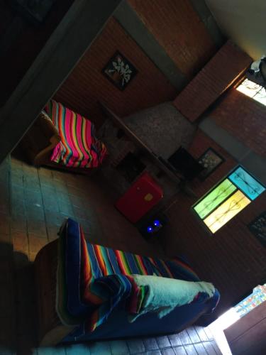 an overhead view of a couch in a living room at La cabaña in San Bernabé Amaxac de Guerrero