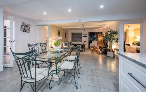 a dining room and living room with a table and chairs at Swan Valley Willow Cottage in Upper Swan