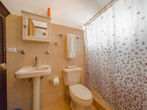 Koupelna v ubytování Emerald Haven Second Floor Studio Mins From Beach