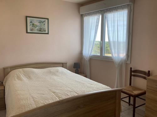 une chambre avec un lit et une fenêtre dans l'établissement Appartement 4 Pers, Plage et Commerces à Proximité, Garage Inclus - FR-1-323-32, à Saint-Jean-de-Monts