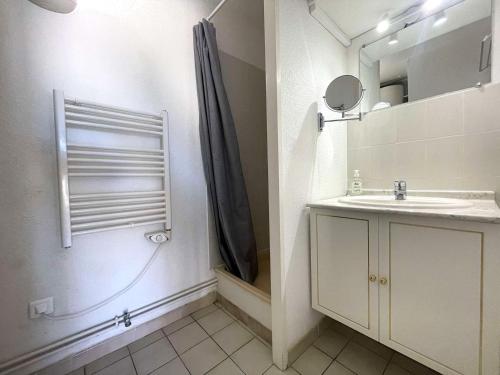 une salle de bain avec un lavabo et une douche avec un miroir dans l'établissement Joli studio terrasse 2* proche centre, parking, vue mer - FR-1-309-140, à Banyuls-sur-Mer
