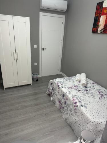 a bedroom with a bed with two towels on it at LOGROÑO CENTRO A ESTRENAR WIFI IMPECABLe in Logroño