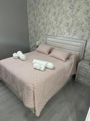 a bedroom with a bed with two towels on it at LOGROÑO CENTRO A ESTRENAR WIFI IMPECABLe in Logroño