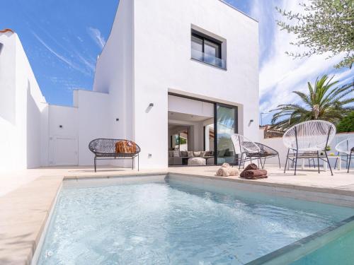 Villa Contemporánea con Piscina en Empuriabrava - HISP-288-65