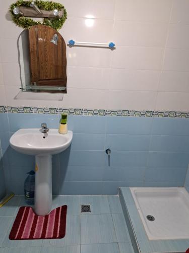 a bathroom with a sink and a bath tub at شقة مفروشة سلوان ليلى in Selouane