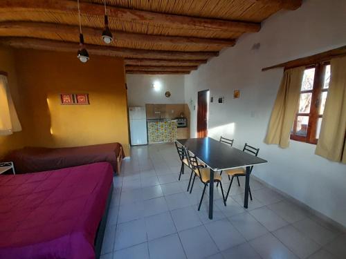 ein Wohnzimmer mit einer Couch und einem Tisch und Stühlen in der Unterkunft Cabaña de campo Triasico in Banda Florida