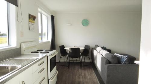 Posezení v ubytování 554 Moana Court Motel