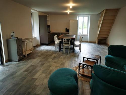 un salon avec un canapé, une table et des chaises dans l'établissement Maison 120 m2 sur une propriété, à La Ronde