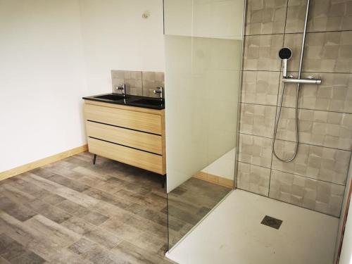 une salle de bain avec douche et lavabo dans l'établissement Maison 120 m2 sur une propriété, à La Ronde