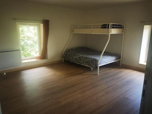 - une chambre avec des lits superposés et du parquet dans l'établissement Maison 120 m2 sur une propriété, à La Ronde