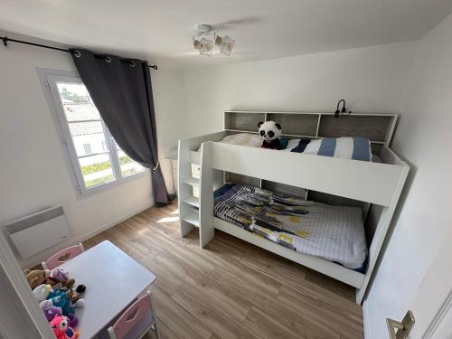 - une chambre avec des lits superposés avec un ours panda dans l'établissement Maison rénovée proche plage et centre-ville, 8 pers, 4 ch, jardin, terrasse, wifi, équipements bébé - FR-1-194-287, à La Tranche-sur-Mer