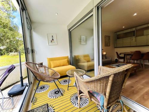 un salon avec des chaises et un canapé dans l'établissement Studio lumineux proche plage, bois, marché - 4 pers, parking, animaux acceptés - FR-1-245-207, au Pouliguen